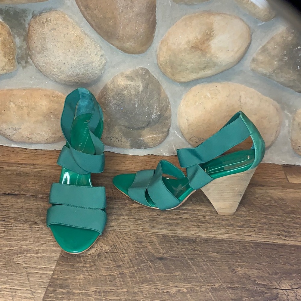 NWOT BCBG green heeled sandals